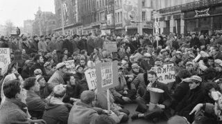 1200px-Demonstraties_in_Brussel_tegen_de_Eenheidswet,_studenten_sitdownstaking,_Bestanddeelnr_911-9319