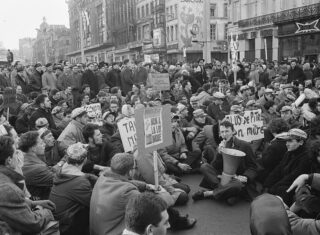 1200px-Demonstraties_in_Brussel_tegen_de_Eenheidswet,_studenten_sitdownstaking,_Bestanddeelnr_911-9319