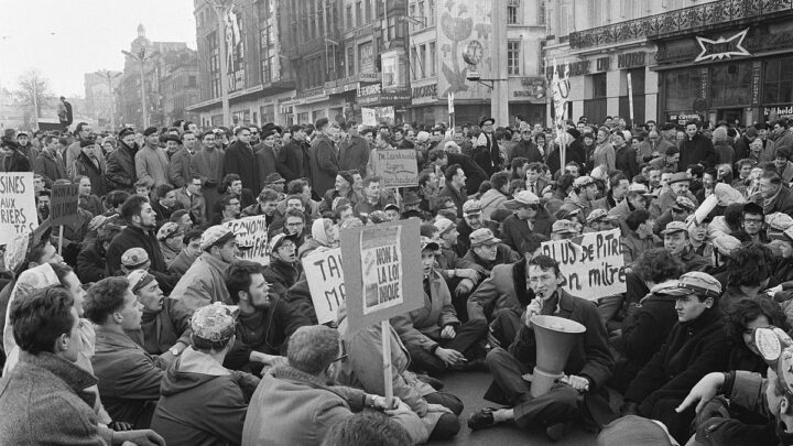 1200px-Demonstraties_in_Brussel_tegen_de_Eenheidswet,_studenten_sitdownstaking,_Bestanddeelnr_911-9319