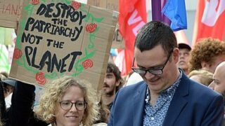 Greet Daems (PTB) et Raoul Hedebouw (PTB) durant la marche pour le climat (DimiTalen, octobre 2021).