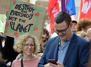 Greet Daems (PTB) et Raoul Hedebouw (PTB) durant la marche pour le climat (DimiTalen, octobre 2021).