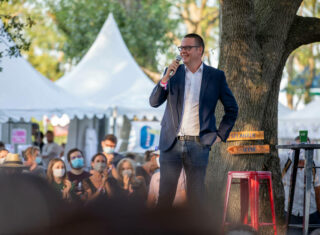 Raoul Hedebouw parlant devant un parterre d’insoumis lors de l’université d’été de LFI en août 2021. © La France Insoumise