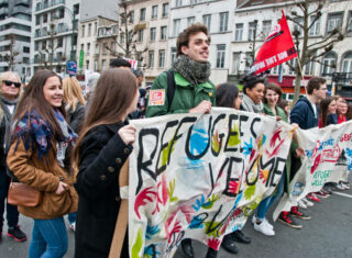 Photographie d’un bloc jeune lors d’une manifestation à Bruxelles à l’initiative de Tout Autre Chose en mars 2016, réalisée par Raf De Geest pour Solidaire. CC-BY-NC-ND 2.0.