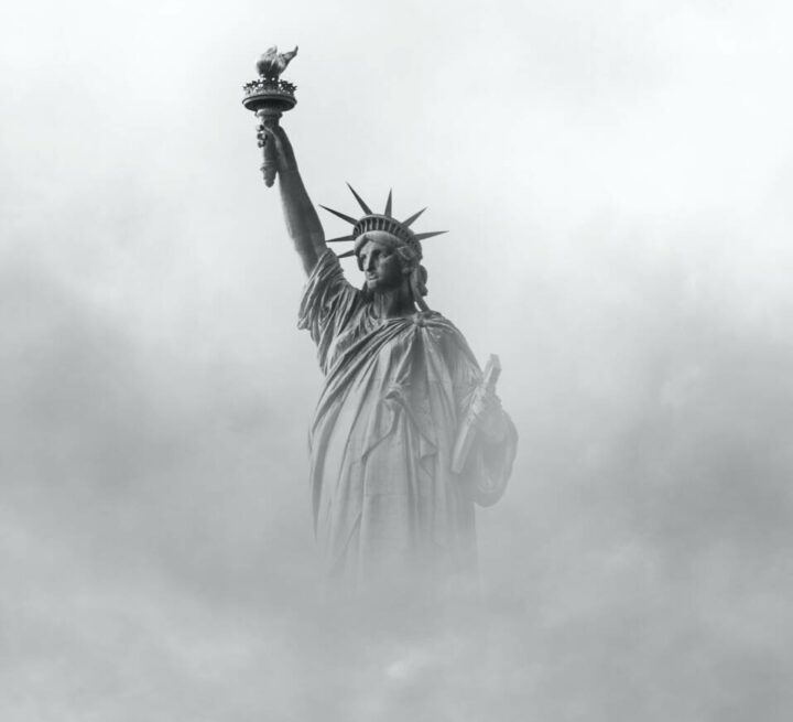 « Beaucoup de ces partis s’appellent libéraux et sont en fait conservateurs » Thomas Legein. (Statue de la liberté. Tom Coe – unsplash)